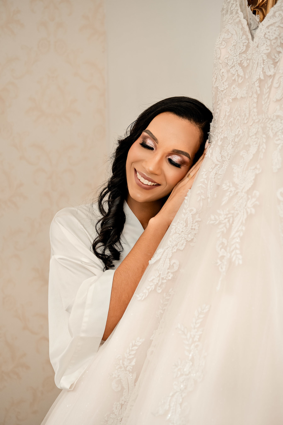 Retrato da noiva se arrumando no Sítio Canto Verde, casamento em Lauro de Freitas com noiva se preparando e elegante.