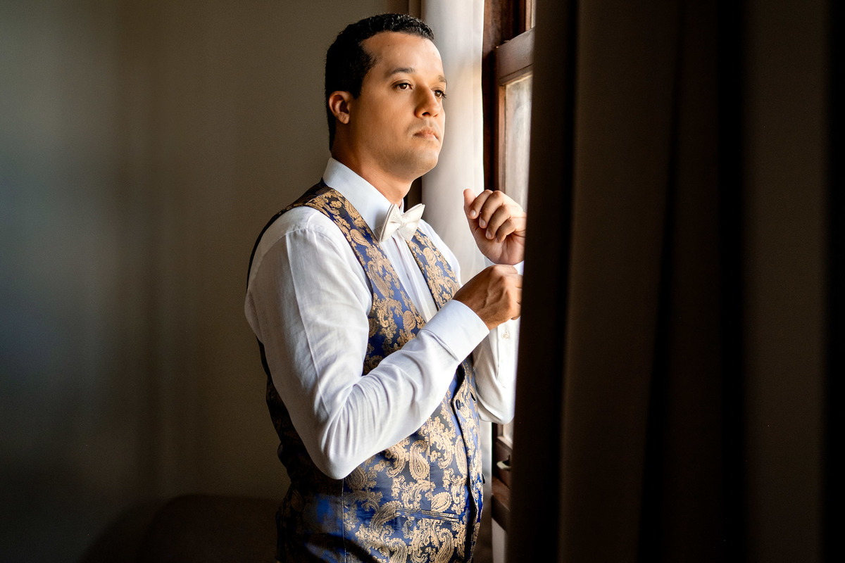 Cerimônia de casamento ao ar livre no Sítio Canto Verde, noivo esperando a noiva em Lauro de Freitas.