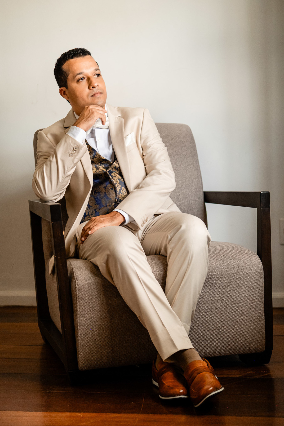 Retrato do noivo se arrumando no Sítio Canto Verde, casamento em Lauro de Freitas com noivo preparado e elegante.