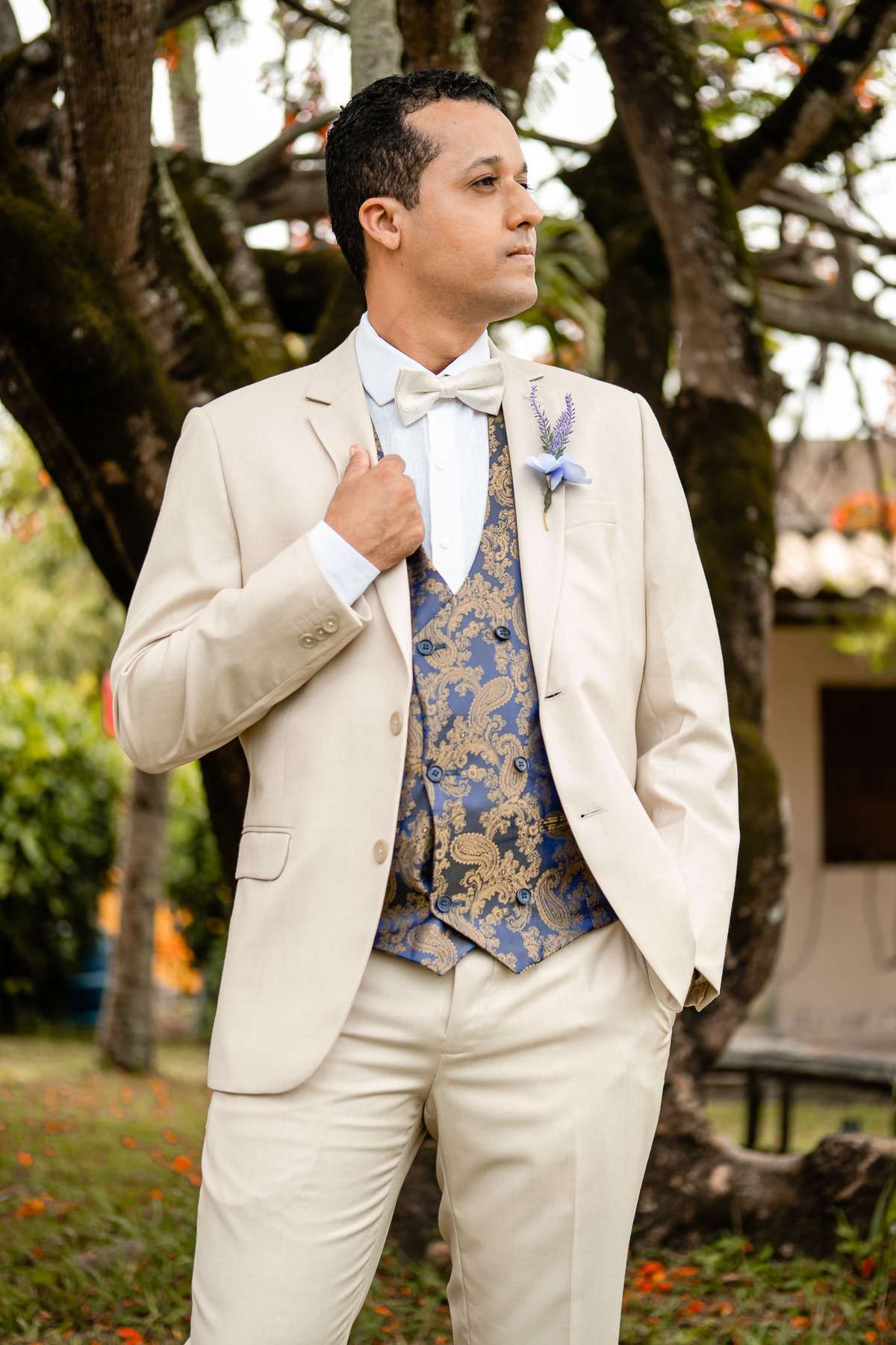 Noivo com colete floral elegante, casamento no Sítio Canto Verde Lauro de Freitas, retrato ao ar livre
