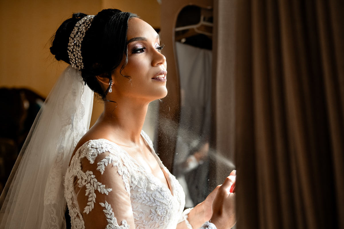 Noiva com véu, casamento em Lauro de Freitas no Sítio Canto Verde, foto de noiva elegante.