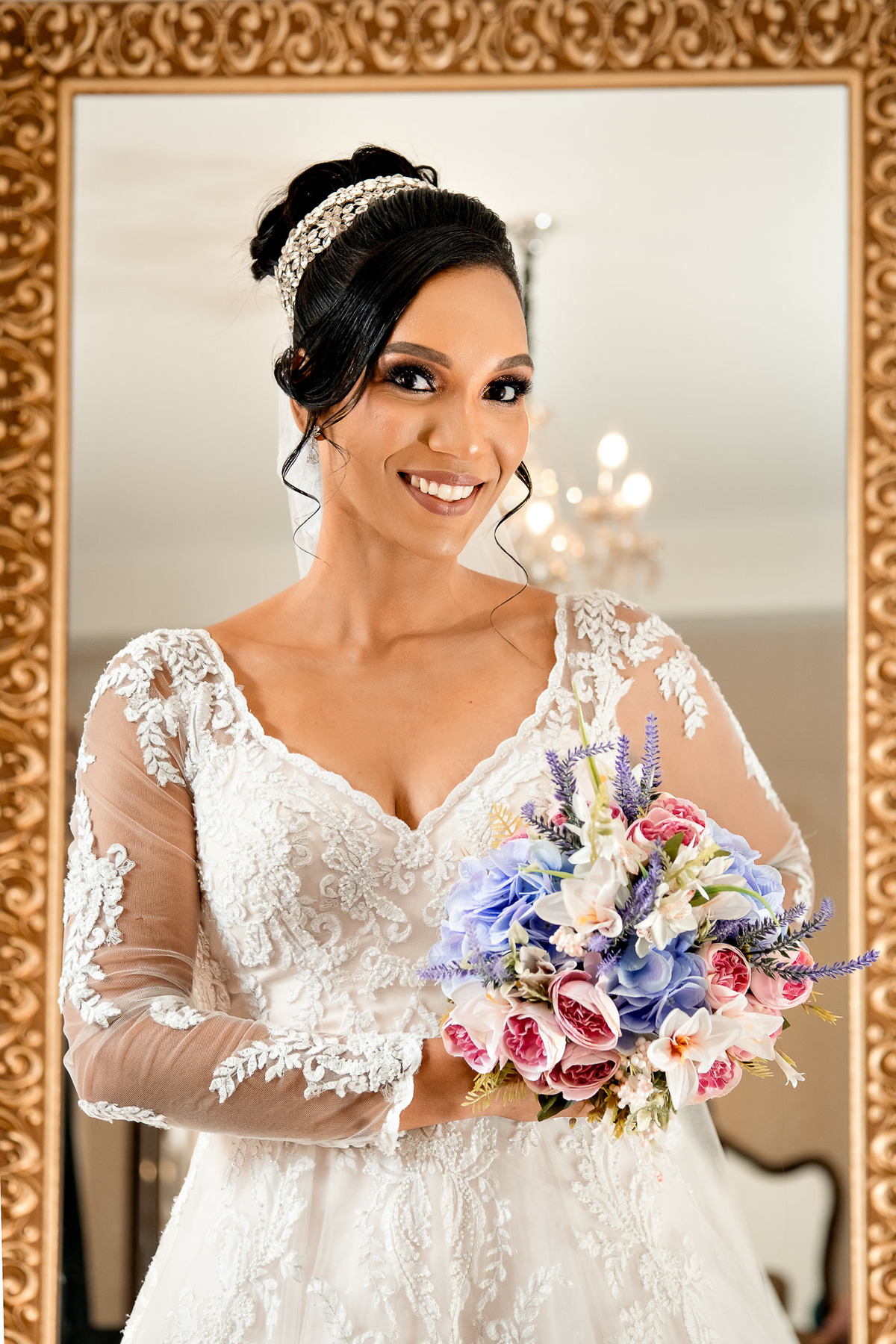 Retrato da noiva com buquê no Sítio Canto Verde, casamento em Lauro de Freitas com close da noiva.