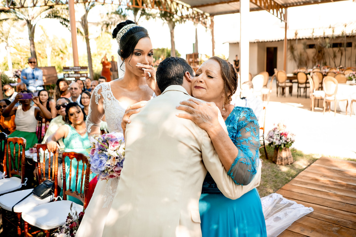 Convidados dançando na festa de casamento, festa animada no Sítio Canto Verde em Lauro de Freitas Bahia.