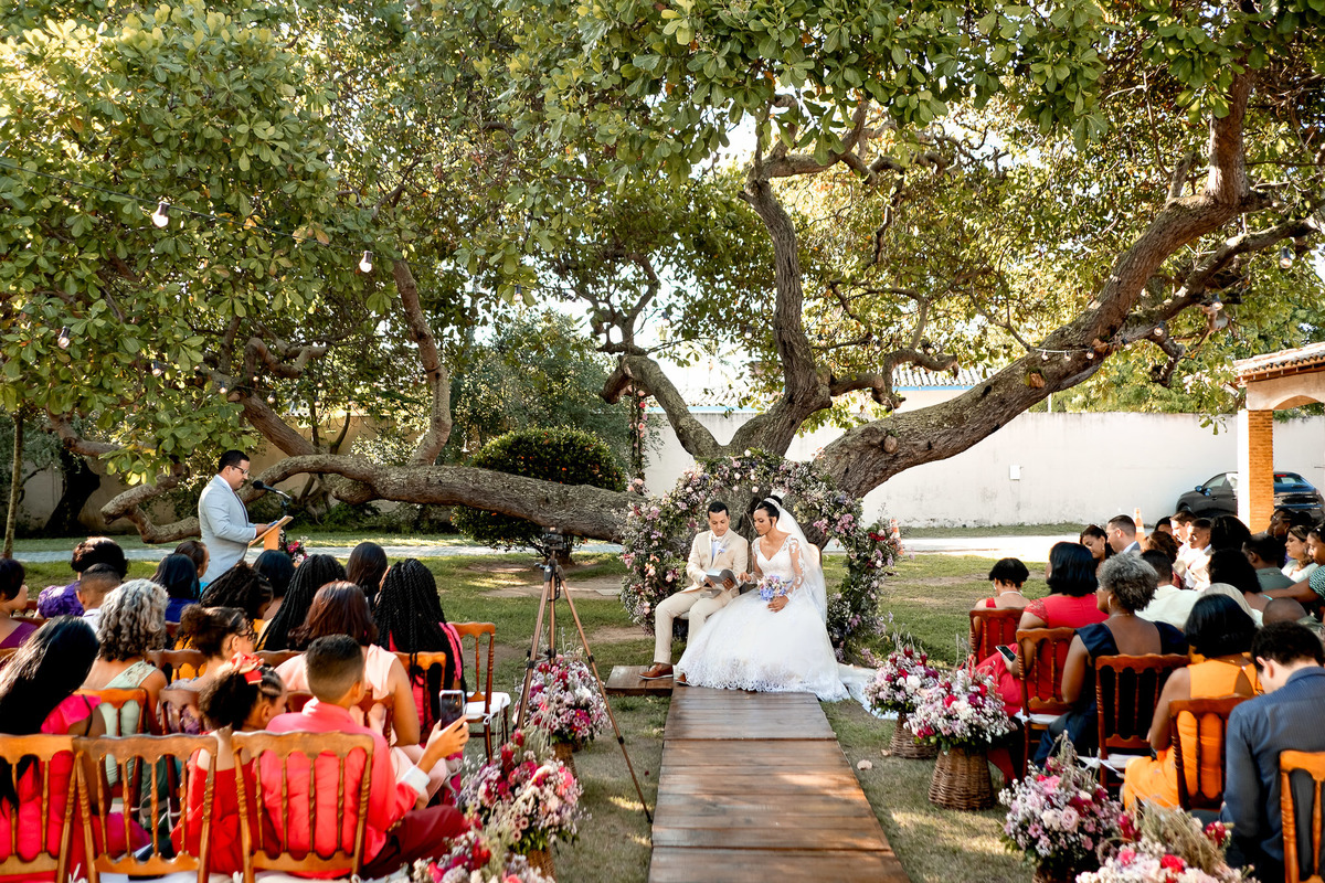 Momento espontâneo no Sítio Canto Verde, fotografia documental casamento Lauro de Freitas com emoção.