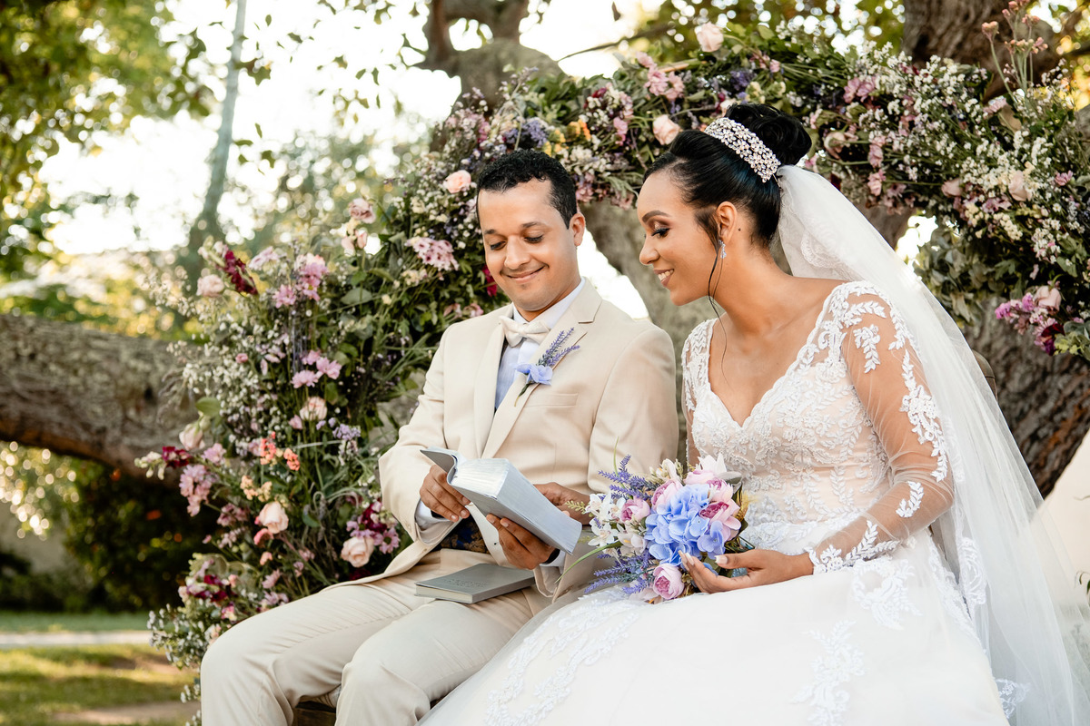 Primeiro beijo dos noivos no Sítio Canto Verde, beijo de casamento em Lauro de Freitas Bahia com emoção.