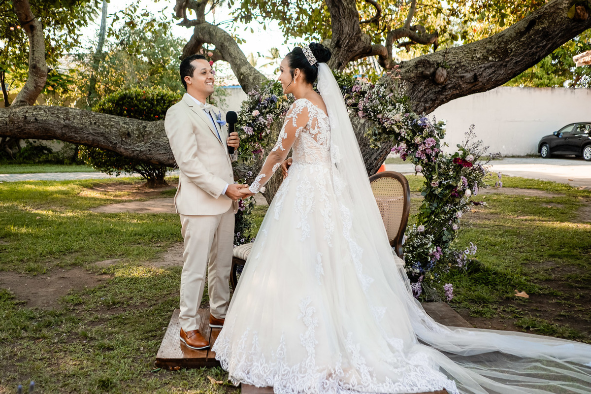 Casal de noivos no pátio do Sítio Canto Verde, retrato dos noivos casamento Lauro de Freitas ao ar livre.
