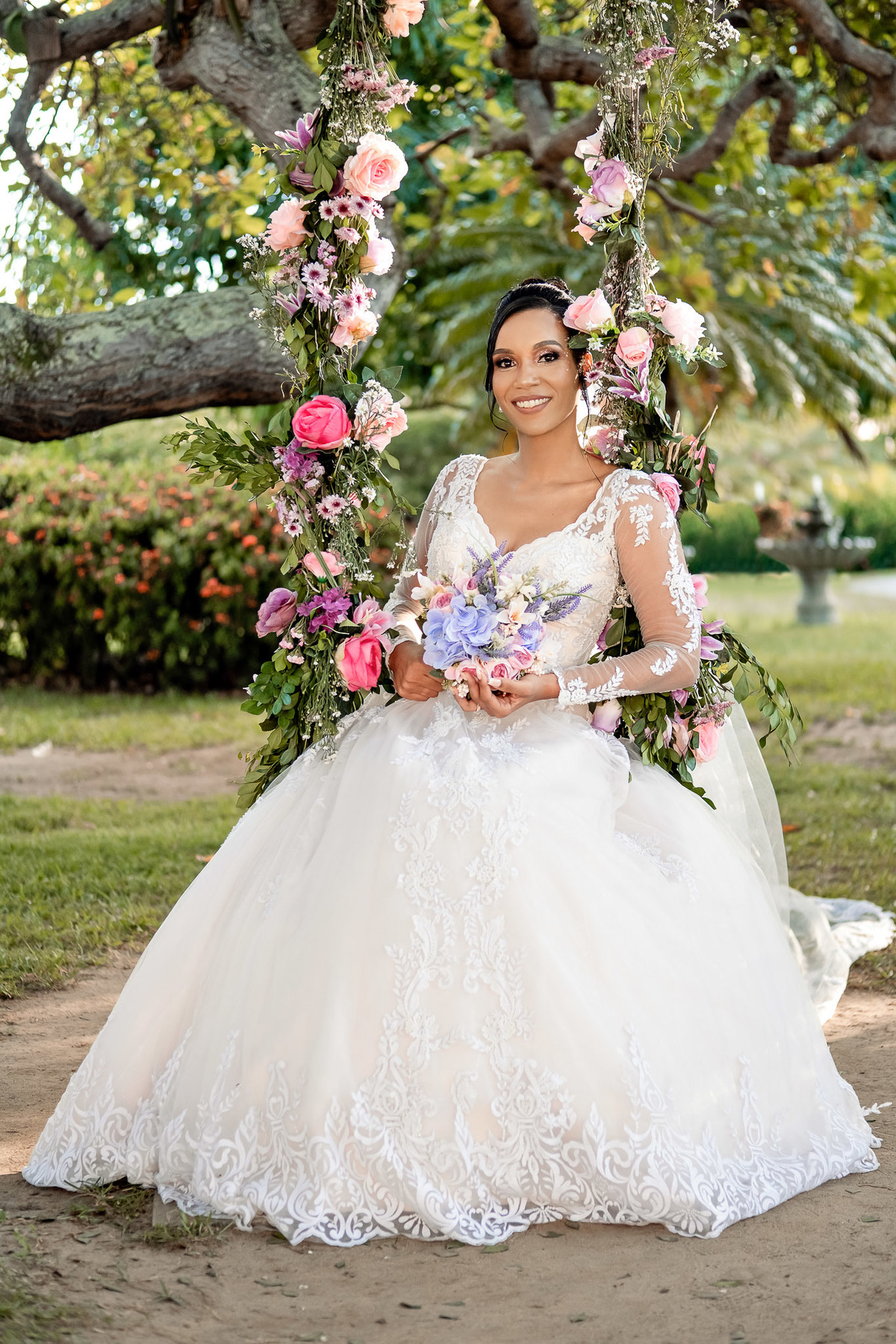 Detalhe das flores e decoração no Sítio Canto Verde, arranjo floral casamento Lauro de Freitas elegante.