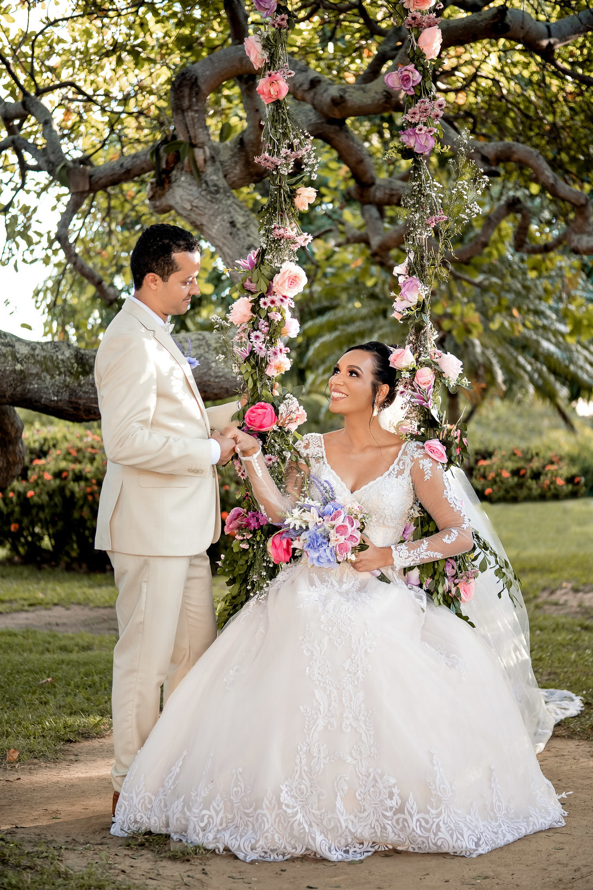 Noiva em retrato no jardim do Sítio Canto Verde, fotografia de noiva casamento Lauro de Freitas Bahia.