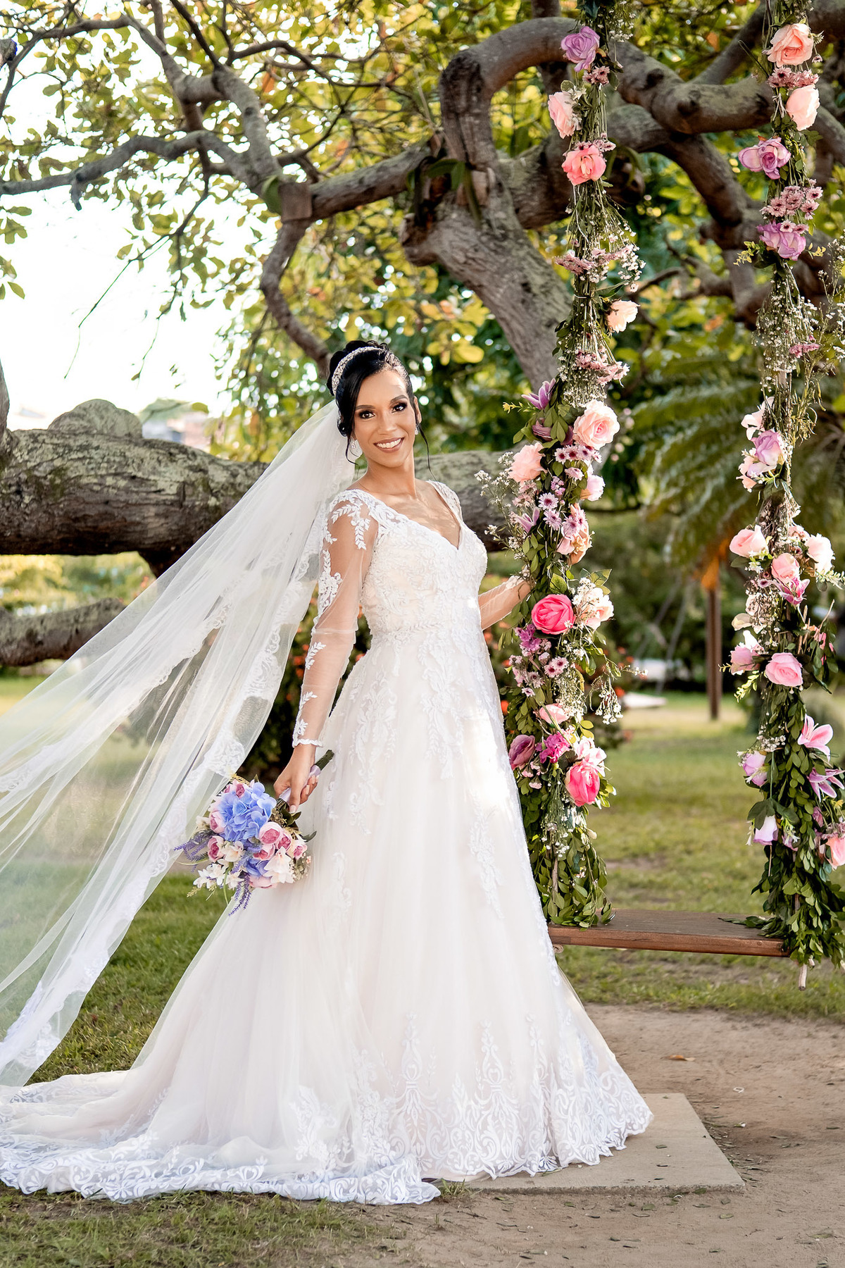 Noiva segurando buquê no Sítio Canto Verde, buquê de casamento Lauro de Freitas com flores delicadas.
