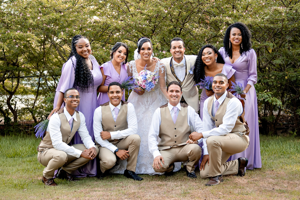Fotografia em grupo no Sítio Canto Verde, padrinhos em pé casamento Lauro de Freitas com noivos.