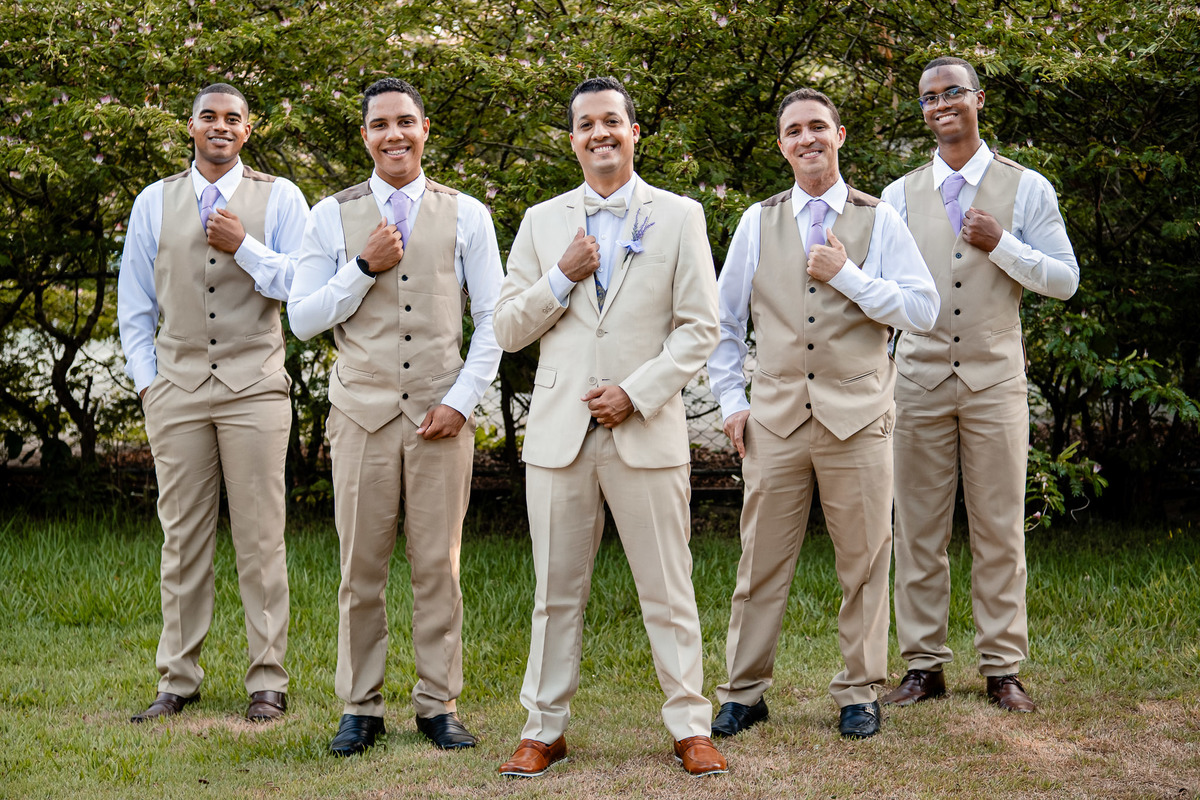 Padrinhos posando no Sítio Canto Verde, foto em grupo padrinhos casamento Lauro de Freitas unido.