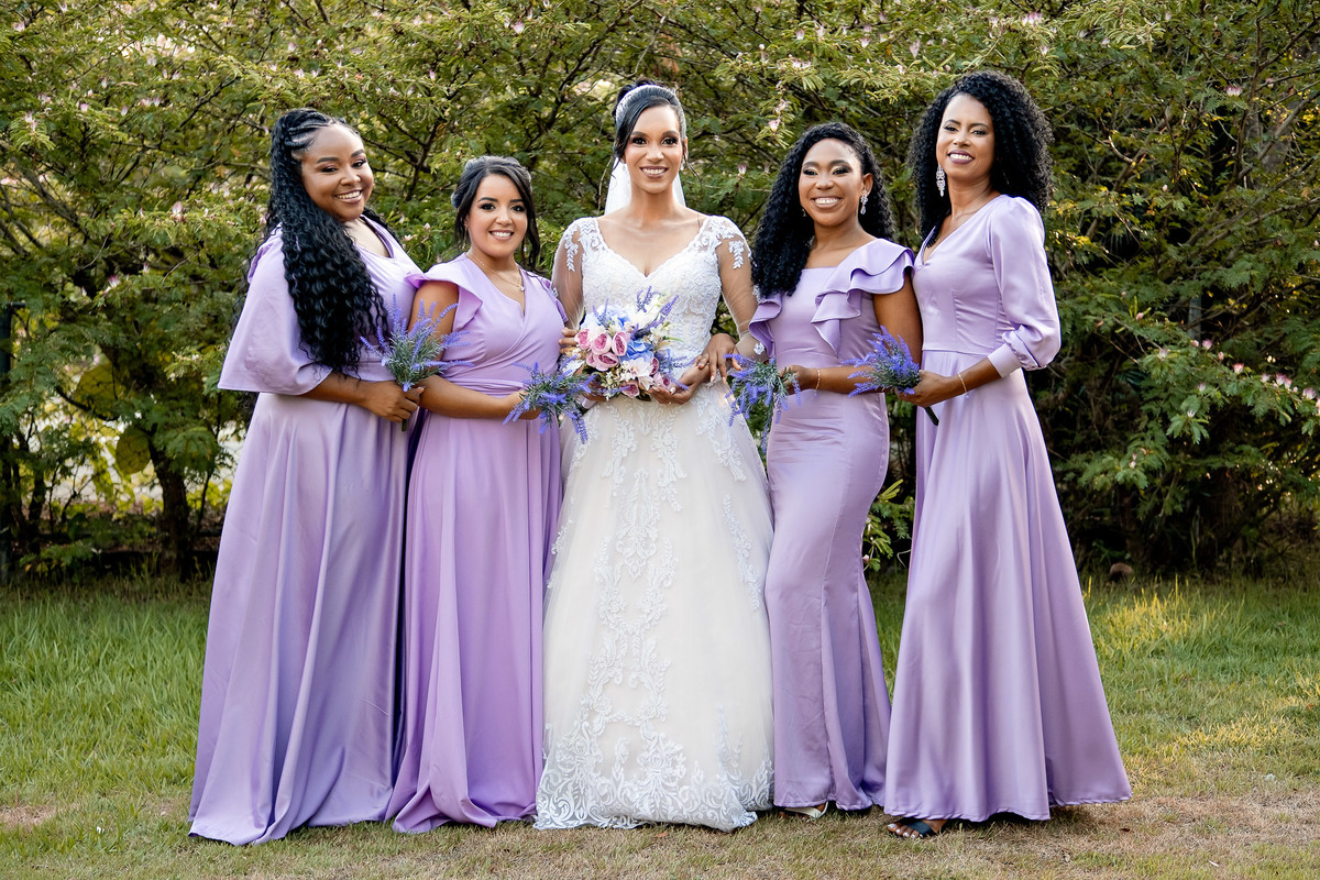 Noiva com madrinhas de lilás no Sítio Canto Verde, foto das amigas da noiva casamento Lauro de Freitas.