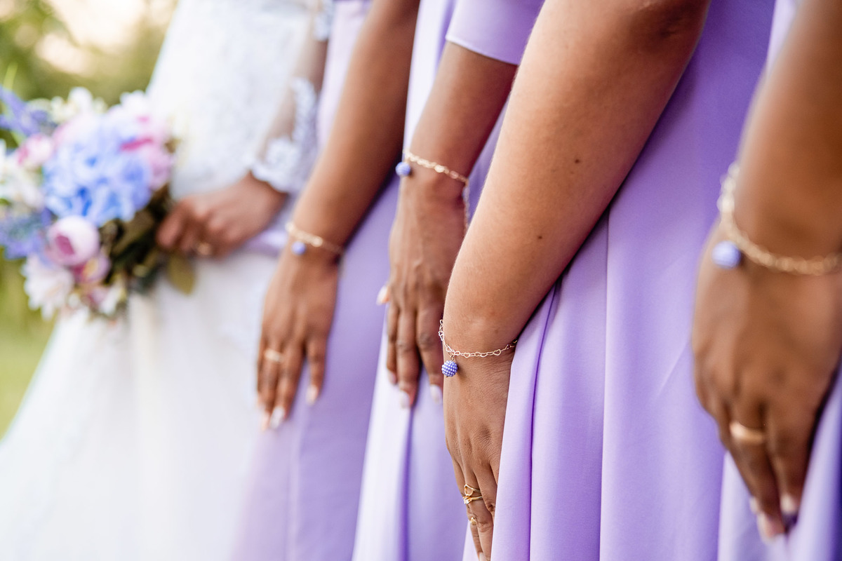 Detalhe das mãos das amigas da noiva no Sítio Canto Verde, close das mãos casamento Lauro de Freitas.
