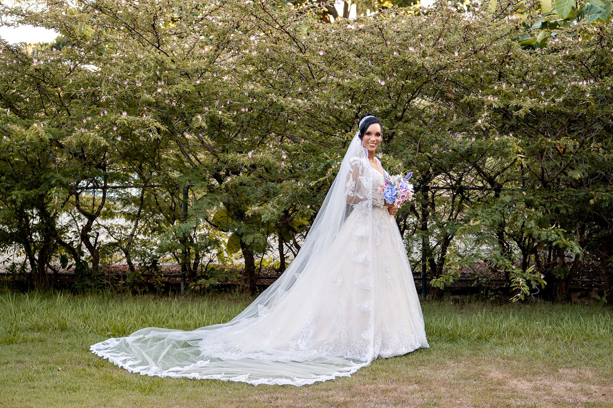 Retrato de noiva em close no Sítio Canto Verde, fotografia beleza noiva casamento Lauro de Freitas Bahia.