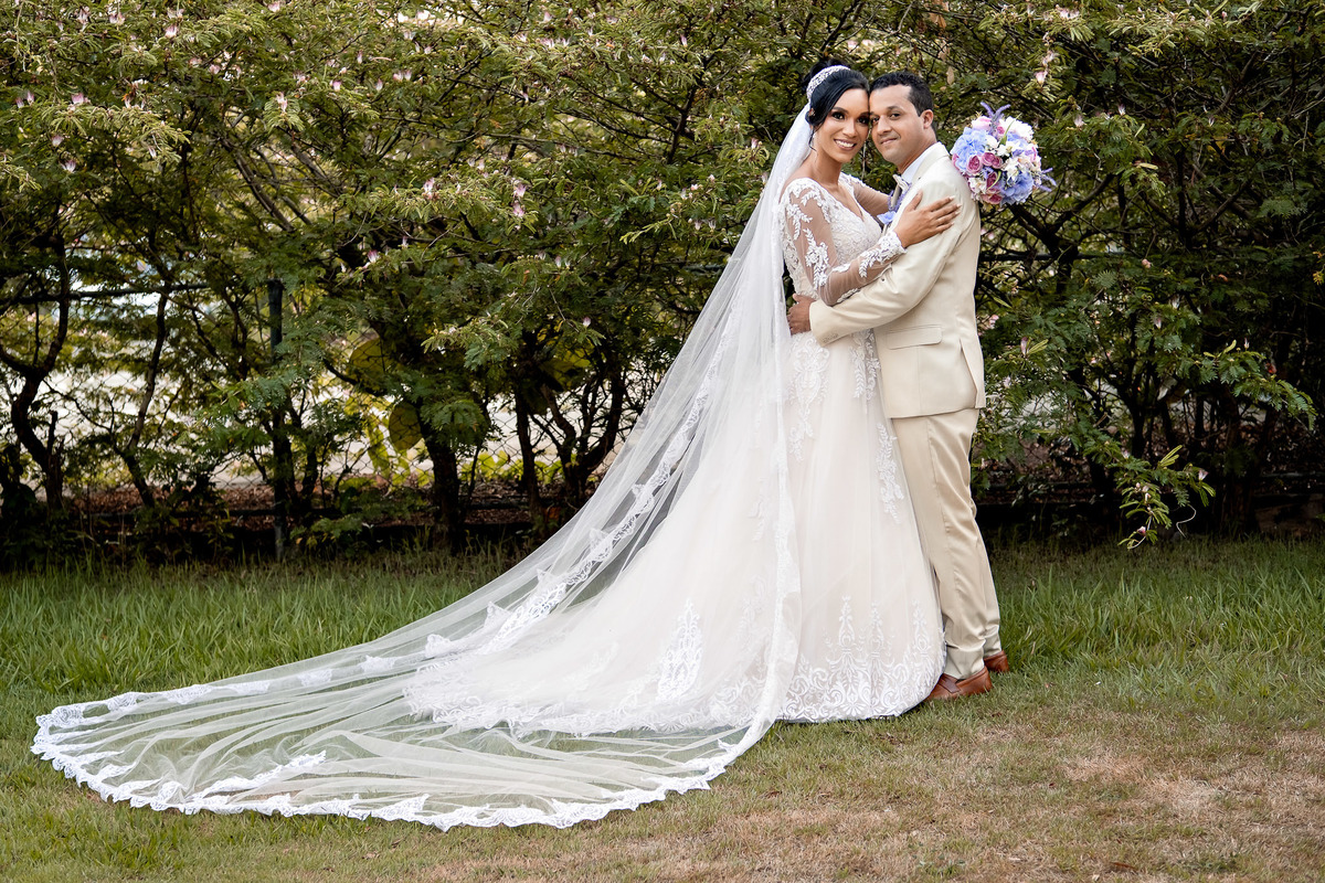 Noiva dançando nos braços do noivo no Sítio Canto Verde, dança romantica casamento Lauro de Freitas.