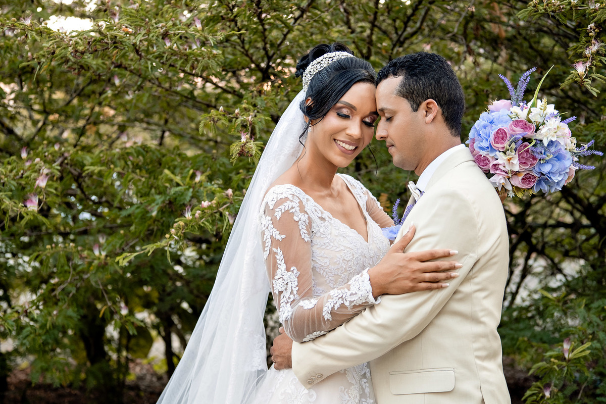 Noiva pose elegante no Sítio Canto Verde, photo session noiva casamento Lauro de Freitas com vestido.