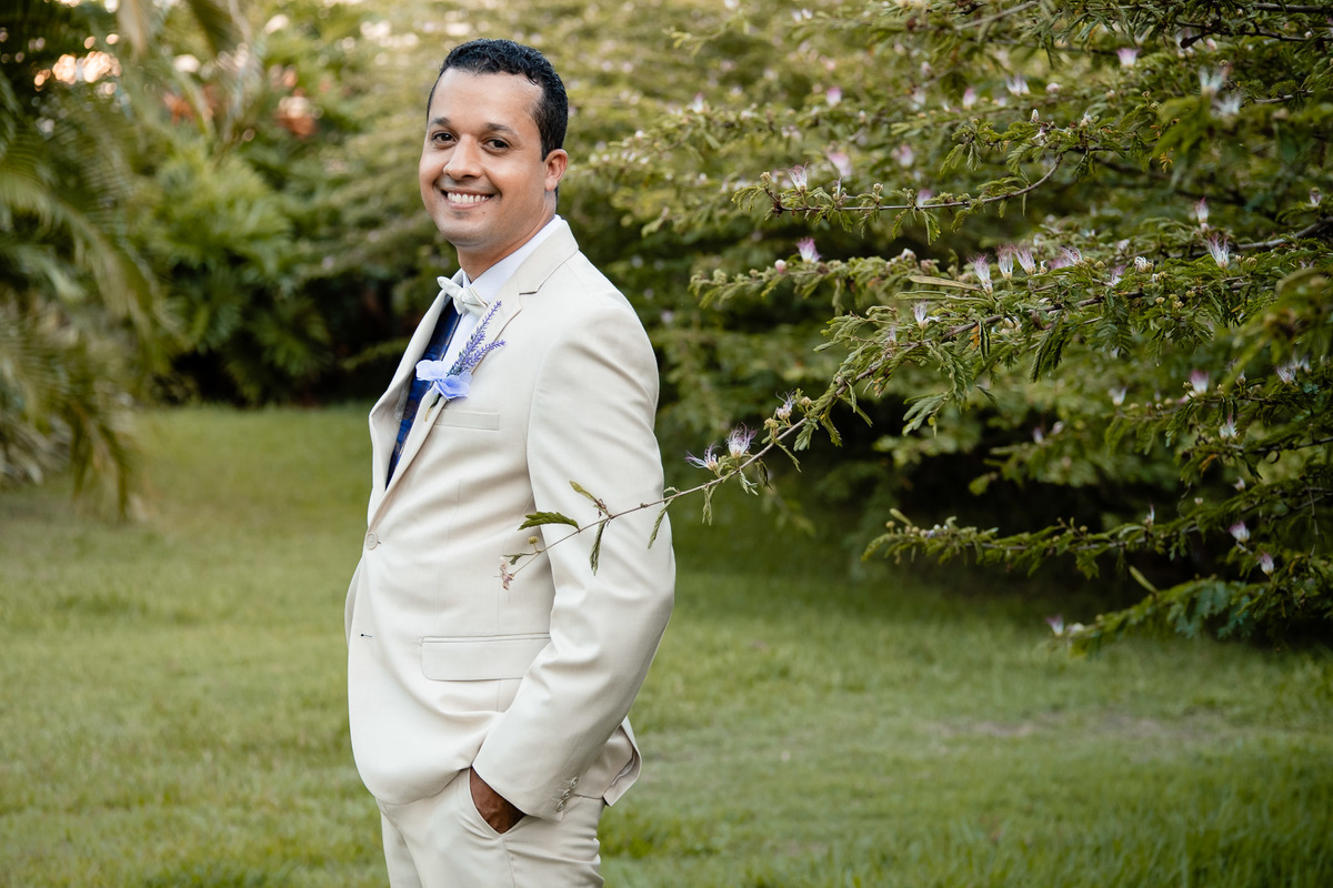 Retrato do noivo sorrindo no Sítio Canto Verde, fotografia do noivo casamento Lauro de Freitas elegante.
