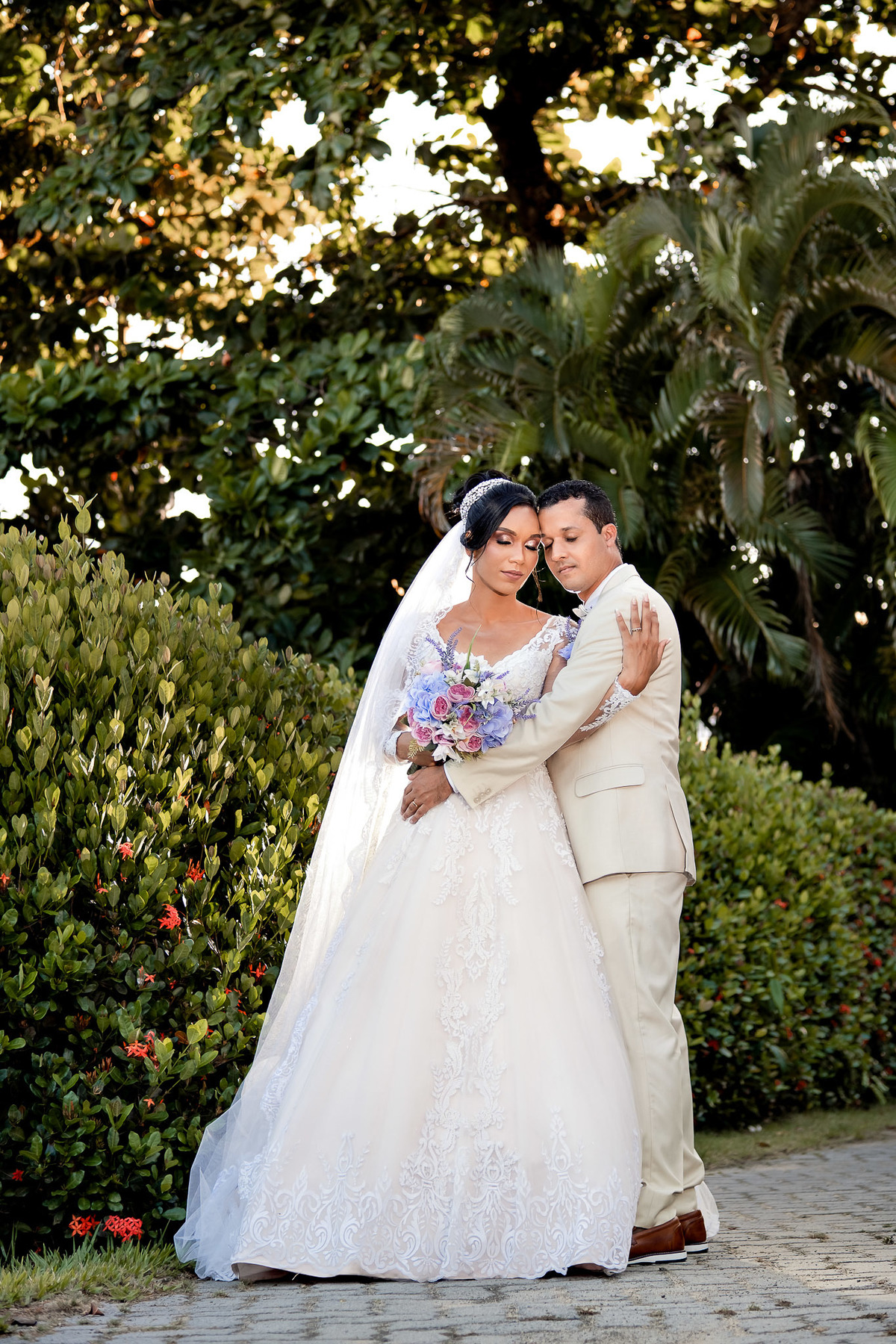Noiva sorrindo plenamente no Sítio Canto Verde, expressão de felicidade casamento Lauro de Freitas Bahia.
