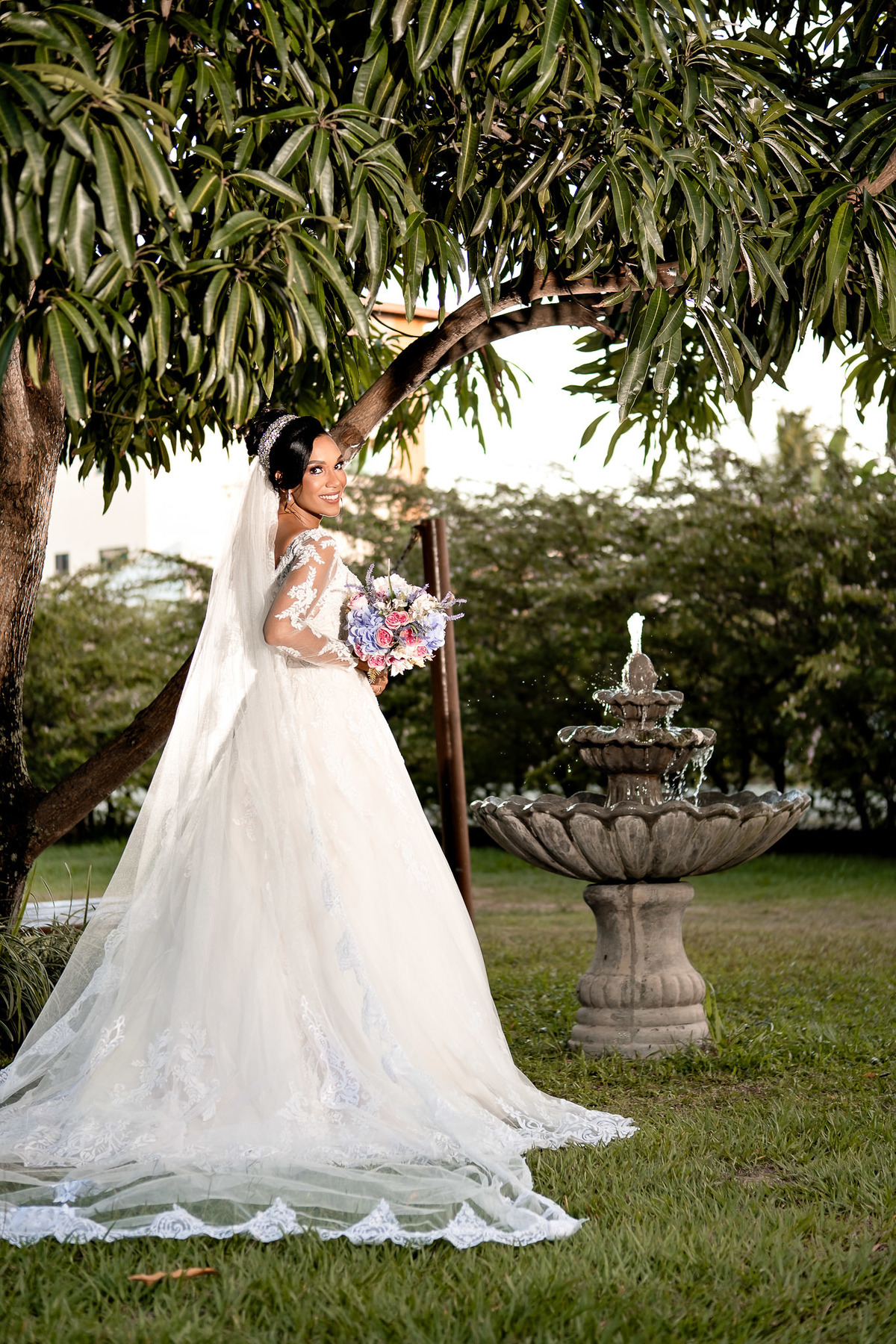 Noiva em movimento no Sítio Canto Verde, noiva dançando casamento Lauro de Freitas com vestido branco.
