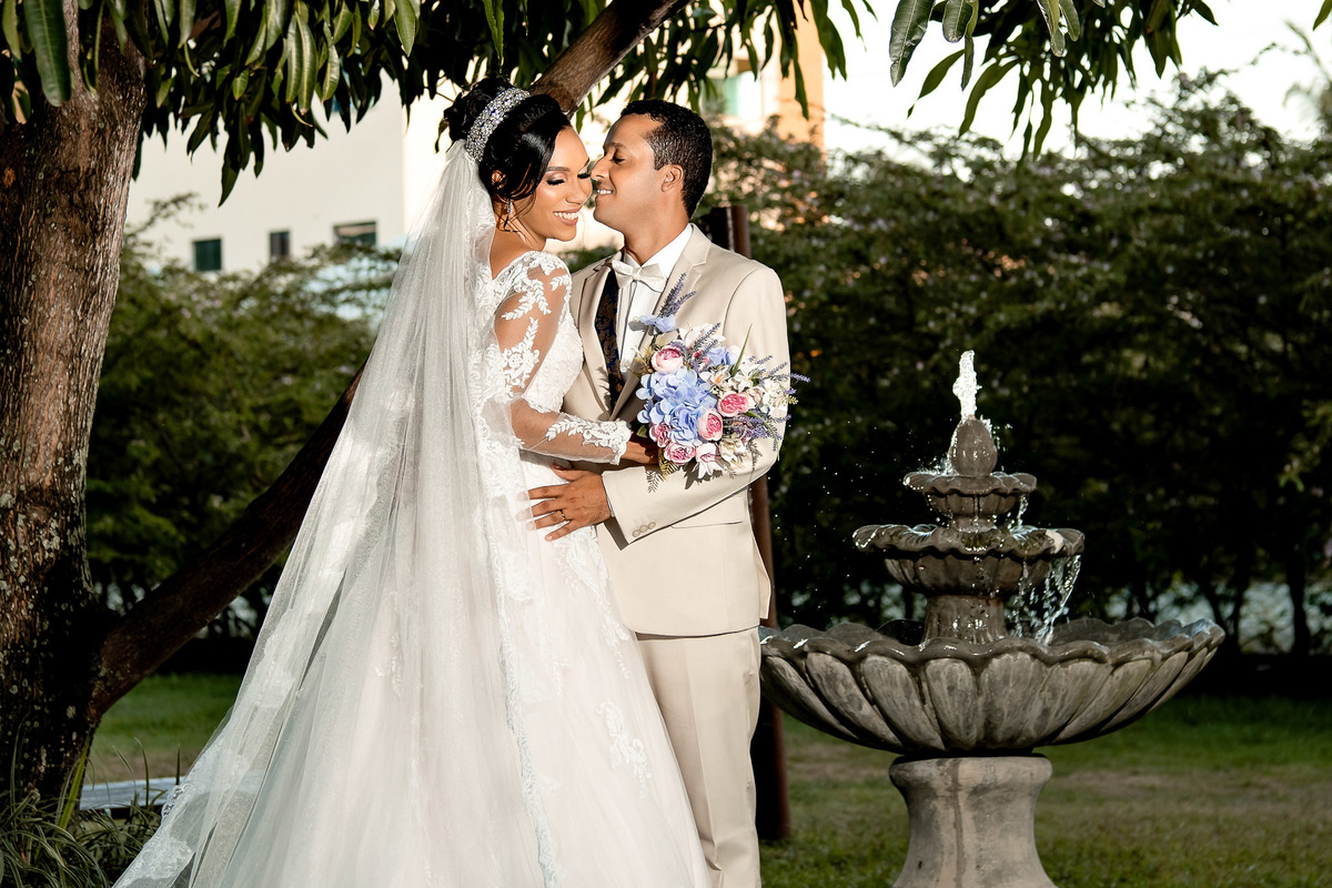 Casal posando no jardim no Sítio Canto Verde, retrato casal casamento Lauro de Freitas com natureza.