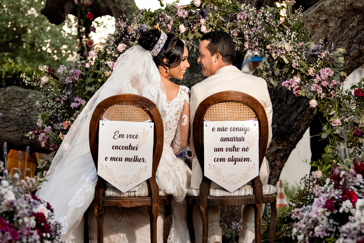 Bolo de casamento no Sítio Canto Verde, mesa do bolo casamento Lauro de Freitas decorado com elegância.