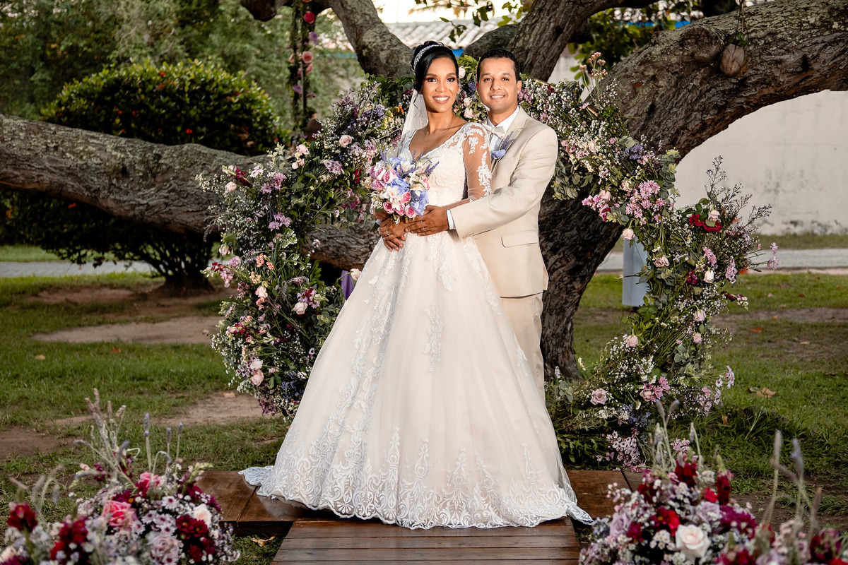 Noiva com vestido longo no Sítio Canto Verde, cauda do vestido casamento Lauro de Freitas elegante.