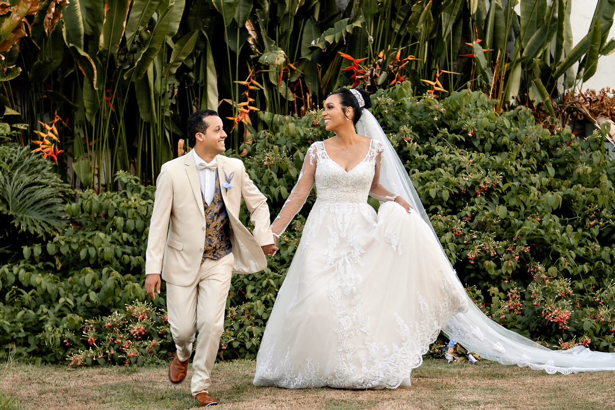 Decoração da festa no Sítio Canto Verde, mesa de recepção casamento Lauro de Freitas com flores brancas.