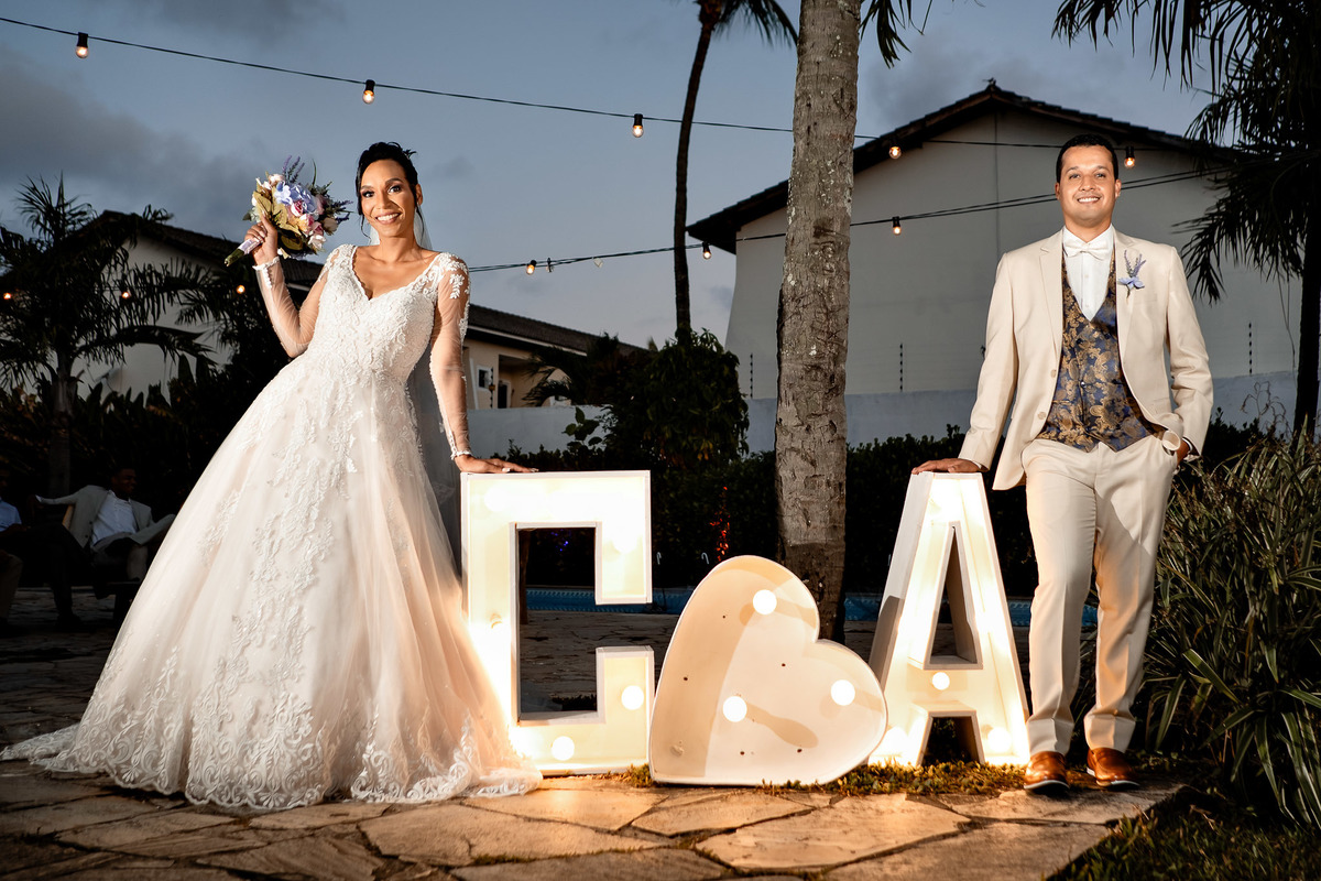 Noiva posando na festa no Sítio Canto Verde, recepção dos noivos casamento Lauro de Freitas com brinde.