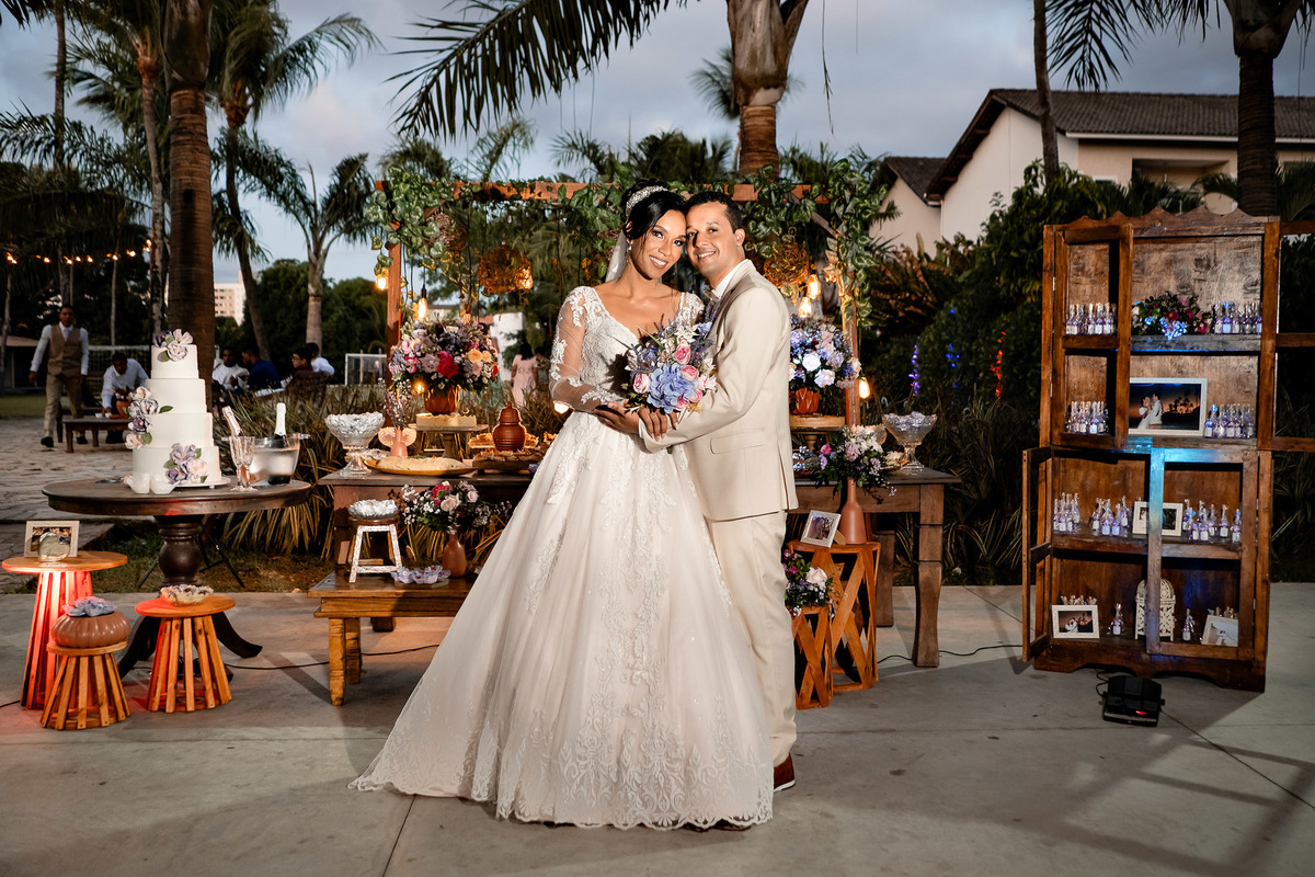 Ambiente da festa iluminado no Sítio Canto Verde, iluminação evento casamento Lauro de Freitas noturno.