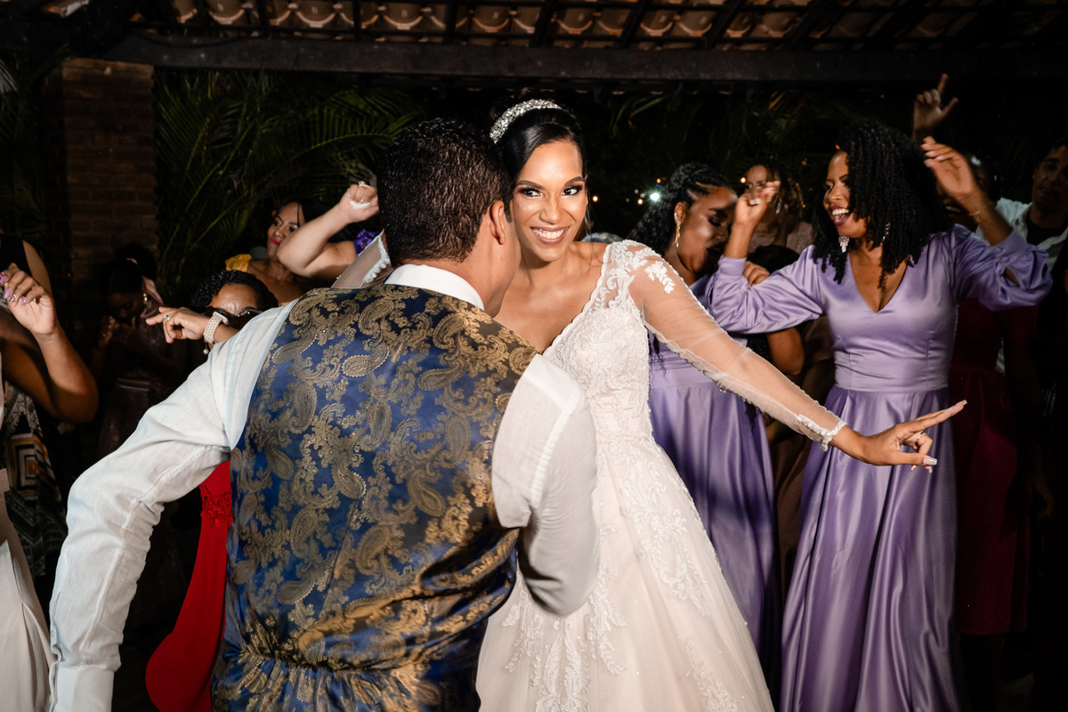 Amigas dançando no Sítio Canto Verde, madrinhas rindo casamento Lauro de Freitas em lilás.