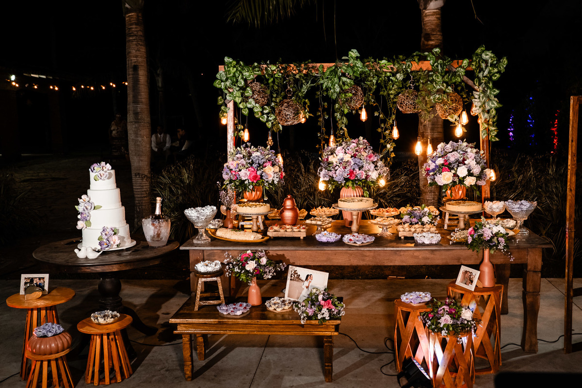 Detalhe da decoração floral no Sítio Canto Verde, centros de mesa casamento Lauro de Freitas com flores.
