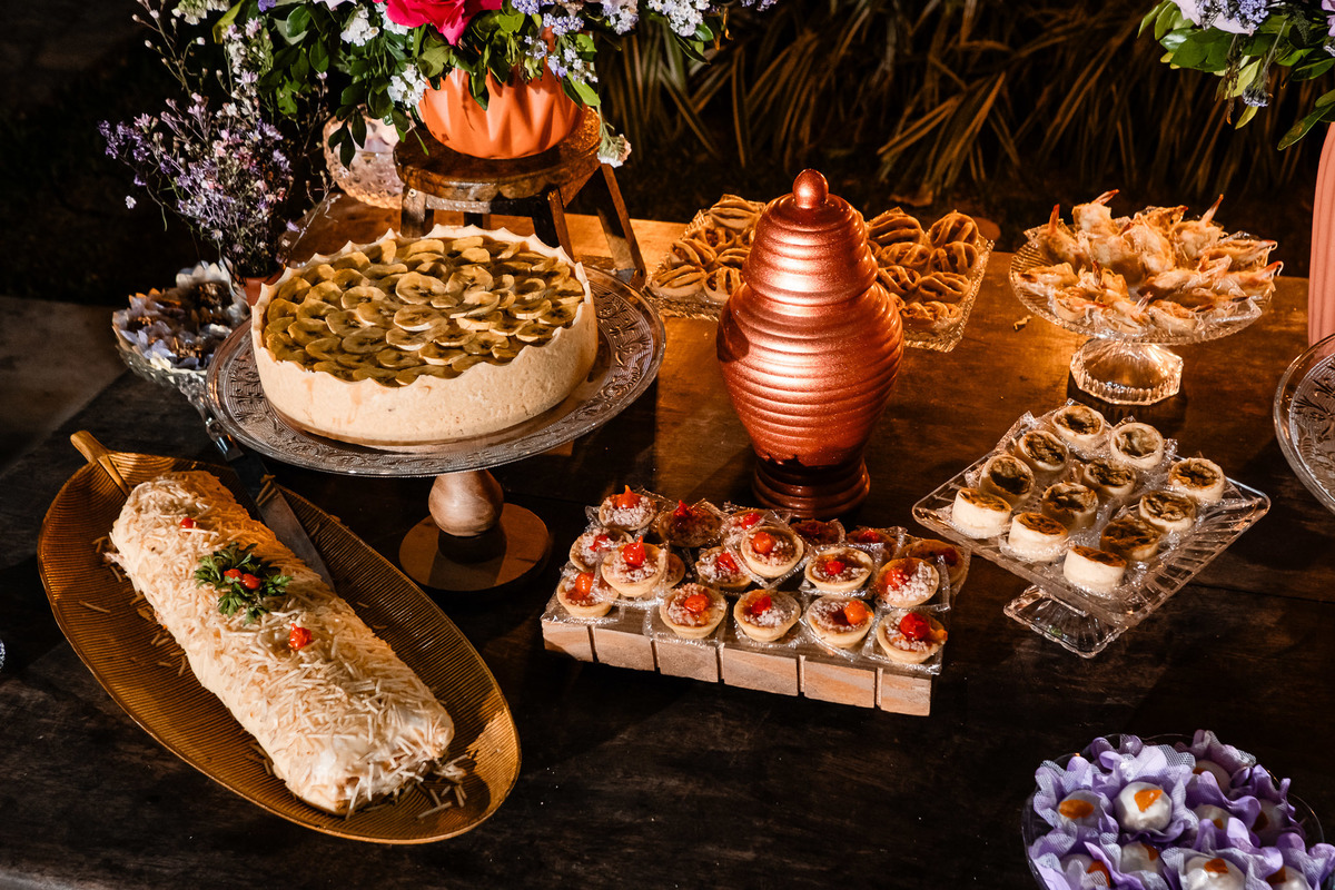 Mesa de comidas no Sítio Canto Verde, mesa de doces casamento Lauro de Freitas com sobremesas.