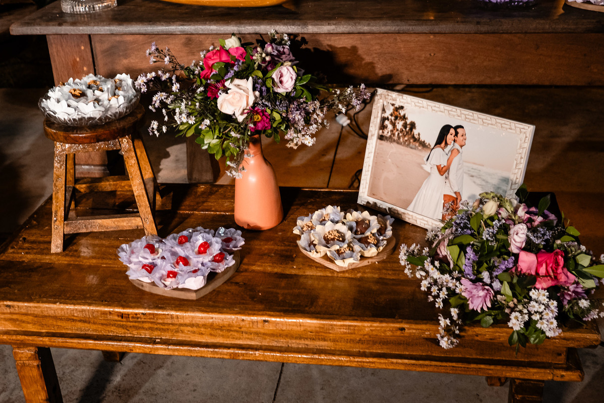 Noiva abraçando convidados no Sítio Canto Verde, momento com familía casamento Lauro de Freitas Bahia.
