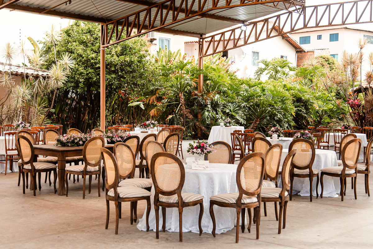 Cadeiras da festa no Sítio Canto Verde, arranjo das mesas casamento Lauro de Freitas decoração.