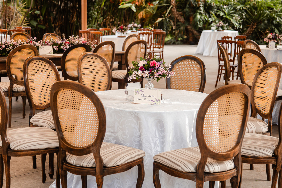 Noiva e noivo na festa no Sítio Canto Verde, casal descansando casamento Lauro de Freitas Bahia.
