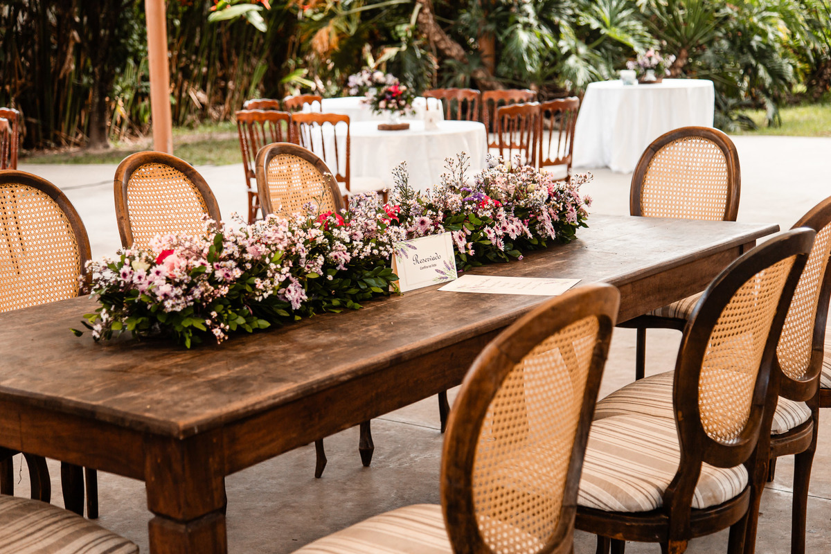 Noiva conversando com convidados no Sítio Canto Verde, momento social casamento Lauro de Freitas.