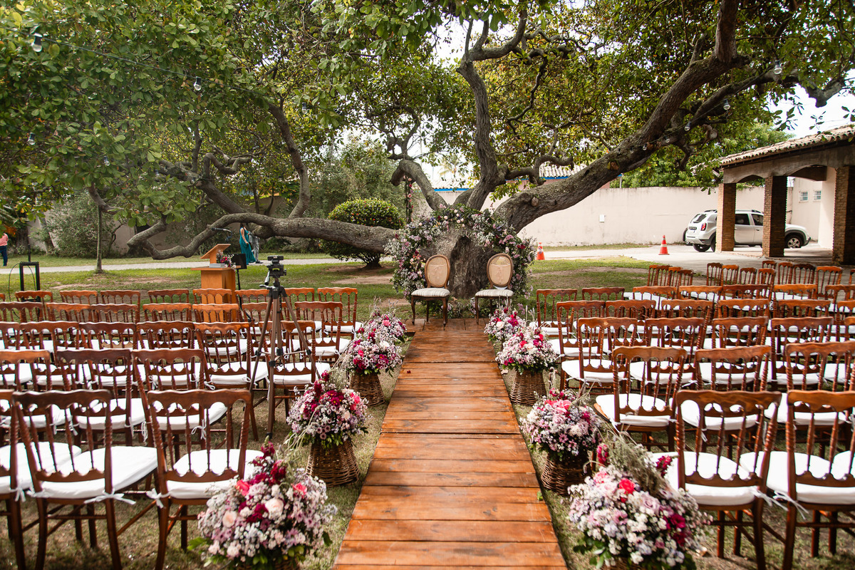 Casal abraçado no Sítio Canto Verde, abraço dos noivos casamento Lauro de Freitas com carinho.