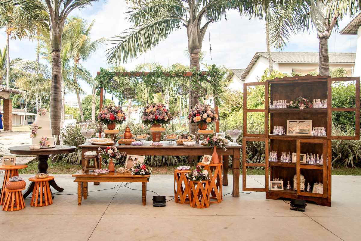 Decoração no Sítio Canto Verde, foto da mesa principal casamento Lauro de Freitas.