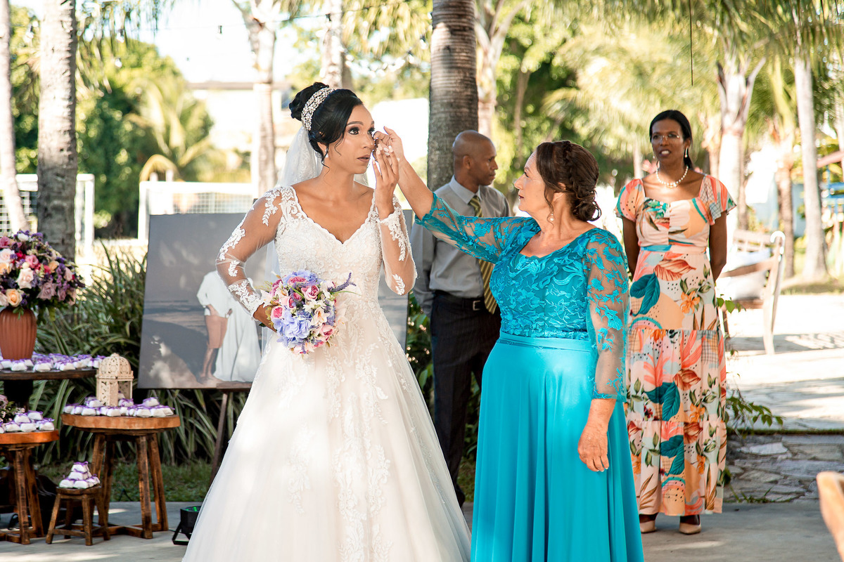 Noiva saudando convidados no Sítio Canto Verde, brinde da noiva casamento Lauro de Freitas emocional.