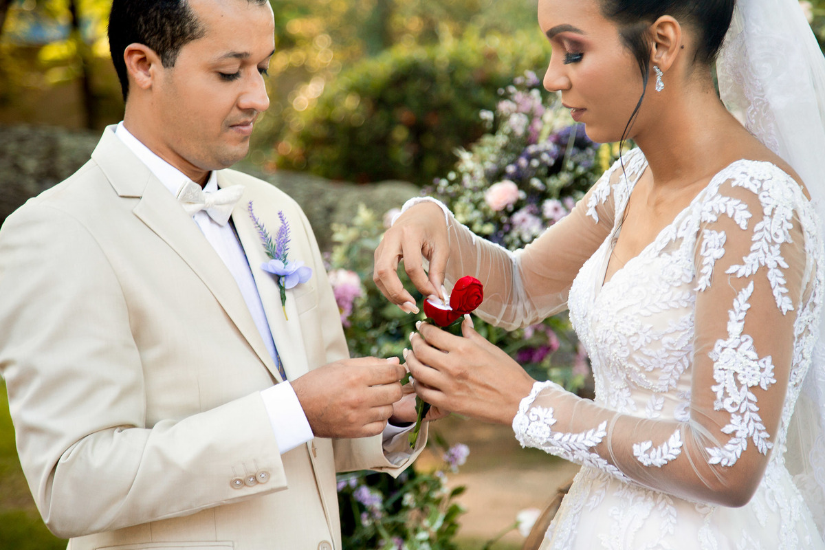Noivos trocando alianças no Sítio Canto Verde, cerimônia de casamento em Lauro de Freitas com troca de alianças.