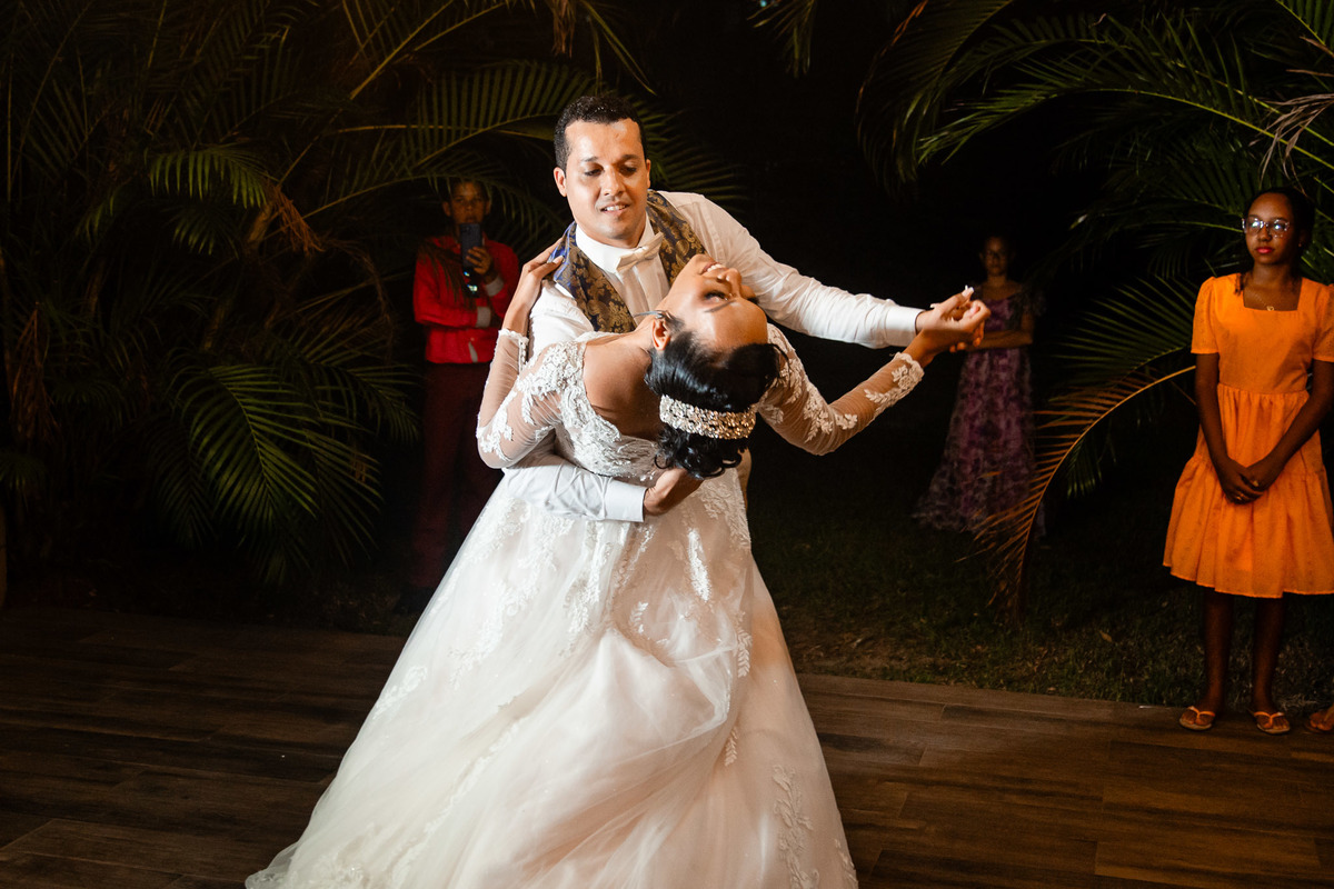 Pista de dança no Sítio Canto Verde, ambiente da festa casamento Lauro de Freitas à noite.