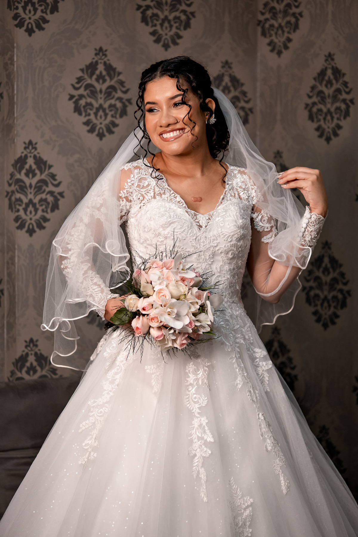 Close do rosto da noiva pronta, retrato de noiva com maquiagem e penteado para casamento no Salão do Reino.