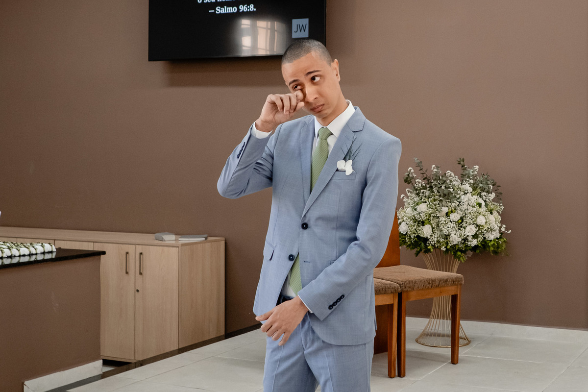 Noivo emocionado ao ver a noiva chegando, expressão de emoção na cerimônia de casamento