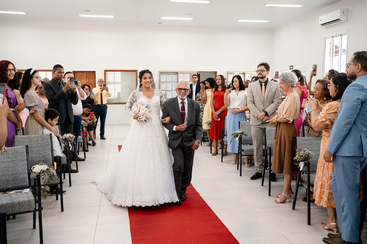 Entrada da noiva em ângulo aberto, visão geral da cerimônia de casamento no Salão do Reino em Pernambués.