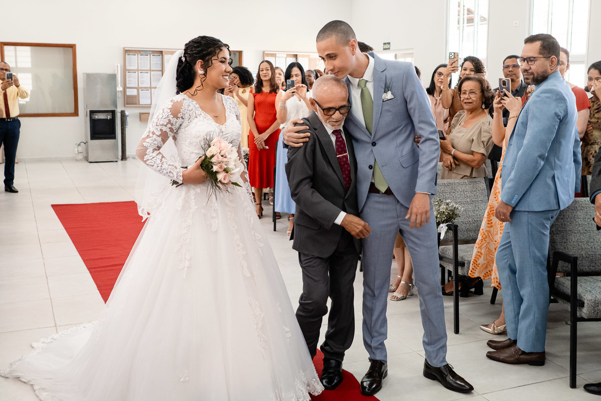 Noivo abraçando o pai da noiva, gesto de carinho na cerimônia de casamento em Salvador.