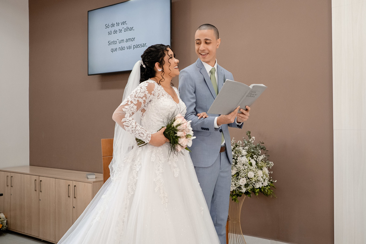 Registro dos noivos louvando e cantando lado a lado, casamento em Salvador – BA com cerimônia emocionante.