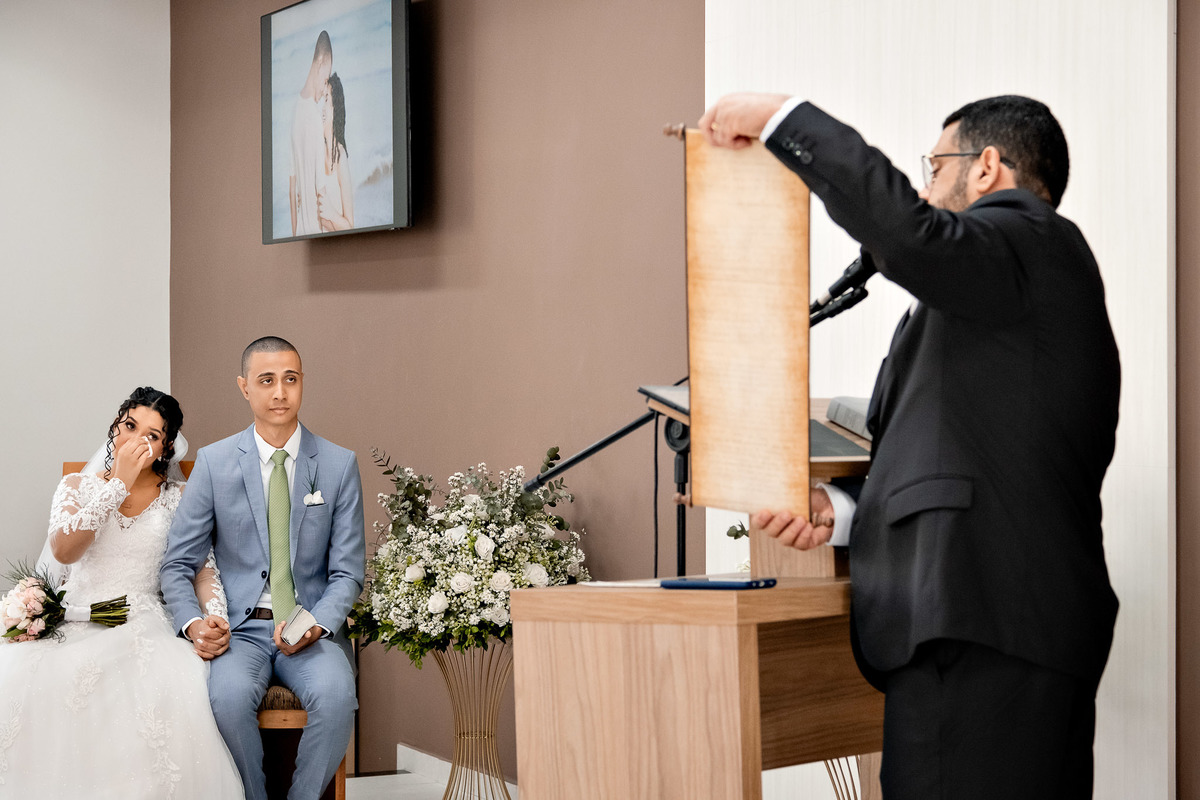 Cena da cerimônia de casamento no Salão do Reino em Pernambués, convidados atentos ao momento.