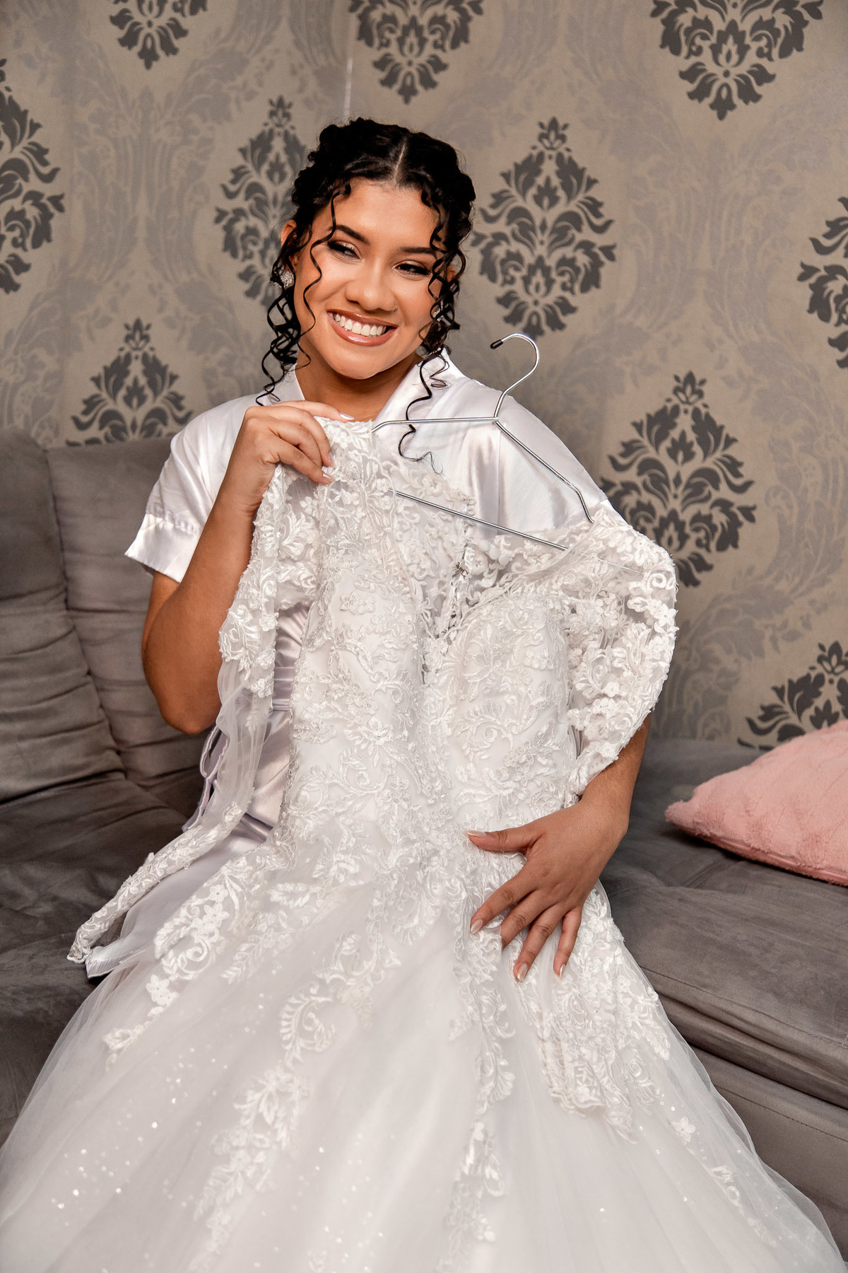 Retrato da noiva de robe no making of, casamento em Salvador com clima leve e descontraído.