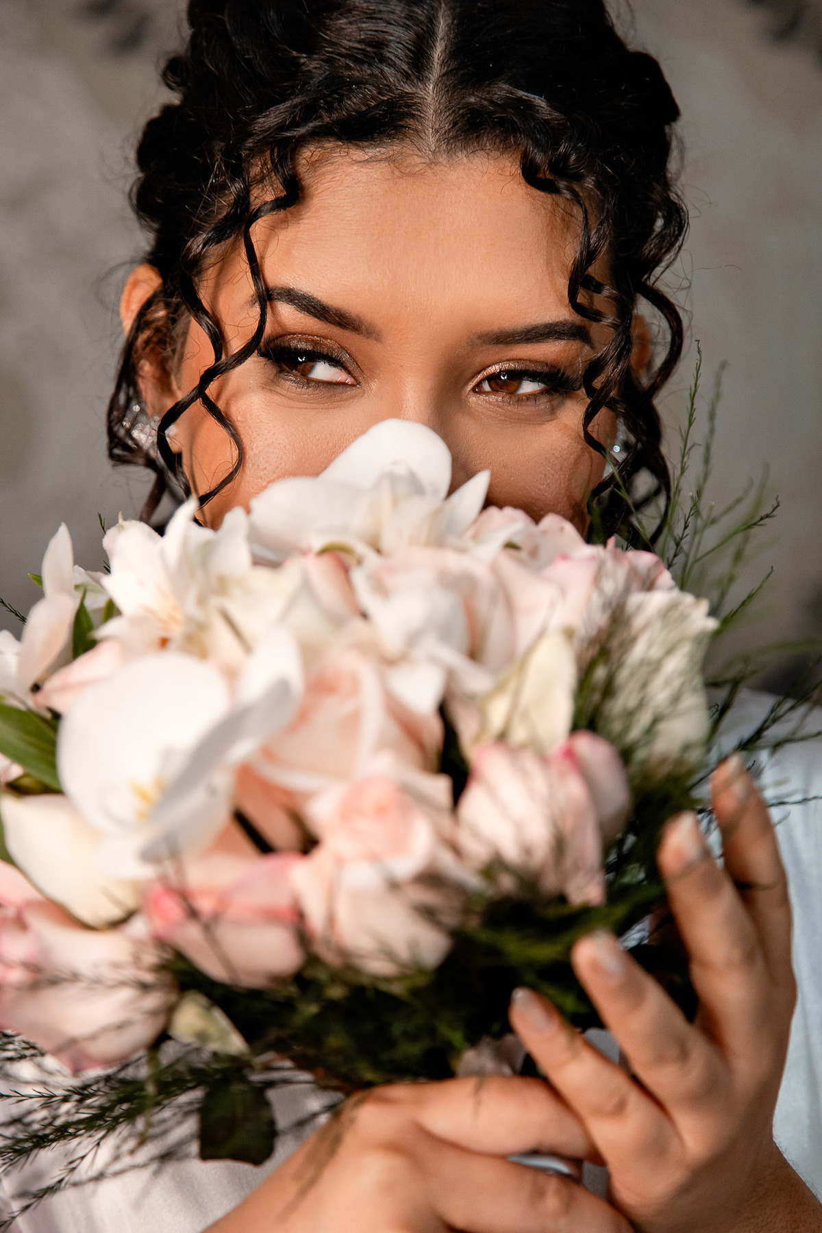 Foto posada da noiva de robe, registro elegante do making of da noiva em Salvador.