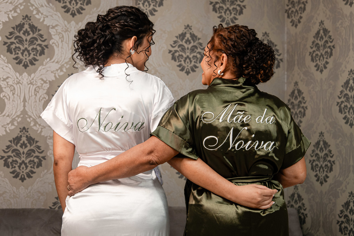 Momento espontâneo da noiva rindo com a mãe, making of da noiva antes do casamento no Salão do Reino em Pernambués.